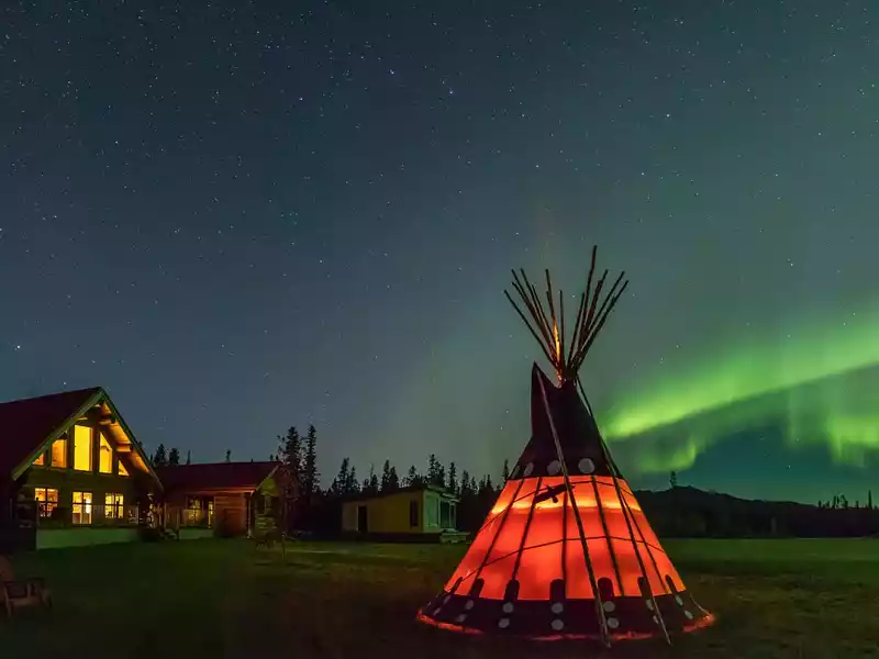 Northern Lights Resort & Spa | Fall Colours with Northern Lights 