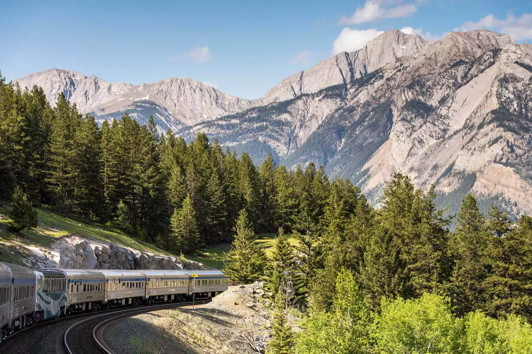 Canadian Rockies Train Trips | Rocky Mountaineer Train Banff