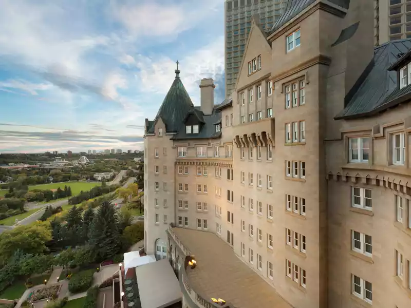 1. Fairmont Hotyel Macdonald